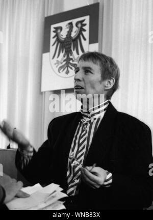 01 janvier 1990, Berlin, Potsdam : Brandenburg/Parlement/land/1990 Regine Hildebrandt au Ministerbank au Landtag. Meilleure qualité d'image possible, date de prise de vue exacte inconnue. Photo : Paul Glaser/dpa-Zentralbild/ZB Banque D'Images