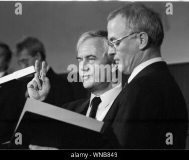 01 janvier 1990, Berlin, Potsdam : Brandenburg/Parties/RDA/1.11.1990 Formation des nouveaux États fédéraux : premier parlement de l'Etat à Potsdam. Manfred Stolpe est assermenté. Le Parlement de l'état Président Herbert Knoblich, SPD. Meilleure qualité d'image possible, date de prise de vue exacte inconnue. Photo : Paul Glaser/dpa-Zentralbild/ZB Banque D'Images