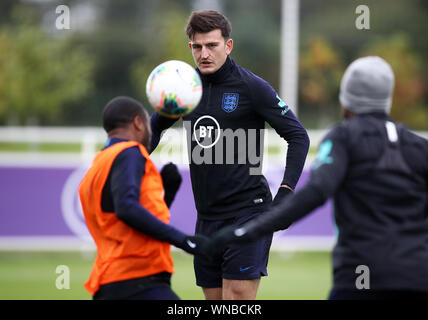 Harry l'Angleterre Maguire (centre) lors d'une session de formation à St George's Park, Burton. Banque D'Images