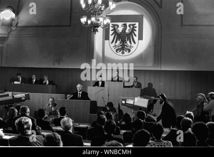 01 janvier 1990, Berlin, Potsdam : partis politiques/Roter Adler/RDA/1.11.1990 Formation des nouveaux États fédéraux : premier parlement de l'Etat à Potsdam. Manfred Stolpe est assermenté comme premier ministre de l'état. Il fait un bref discours. Meilleure qualité d'image possible, date de prise de vue exacte inconnue. Photo : Paul Glaser/dpa-Zentralbild/ZB Banque D'Images