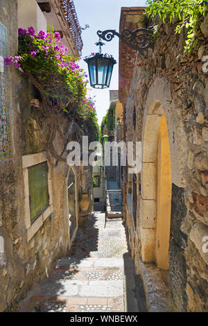 Taormina - l'allée dans la vieille ville. Banque D'Images