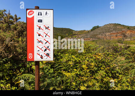 Panneau indiquant ce qui est permis et interdit dans la réserve, à proximité de rural masif Teno Erjos, Tenerife, Canaries, Espagne Banque D'Images