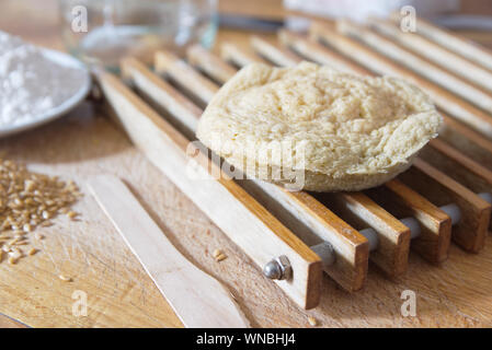 Gâteau fait maison sur une table en bois dans une cuisine rustique à côté de certains ingrédients. Une cuisine traditionnelle et de la santé avec copie espace concept de boulangerie. Banque D'Images