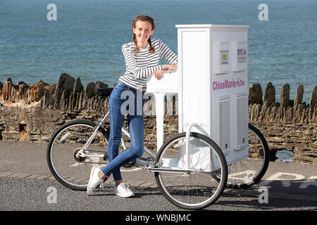 Busker Ilfracombe Chloe Aston représenté sur son vélo piano unique qu'elle utilise pour divertir les foules quand elle effectue Banque D'Images