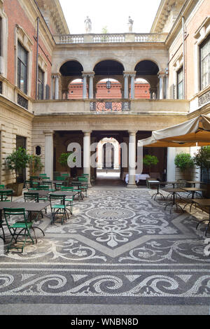 L'Italie, Lombardie, Milan, palais-musée Bagatti Valsecchi, Cour Banque D'Images