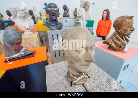 Londres, Royaume-Uni. 06 Sep, 2019. Les ancêtres, un affichage libre organisée par Cathie Pilkington et Alison Wilding, présente une nouvelle intervention de 32 bustes portrait de la Collection RA, réfléchissant sur son histoire de la domination masculine. Wilding Pilkington et inviter les téléspectateurs à considérer ce déséquilibre historique et afficher le formulaire traditionnel buste dans un style contemporain. Travaux publics : Elisabeth Frink RA's Goggle tête et le masque de la mort de John Constable (1837), d'un plâtre pris directement de la tête de la personne décédée récemment John Constable RA (1776 - 1837). Crédit : Guy Bell/Alamy Live News Banque D'Images