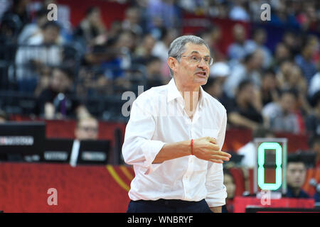 (190906) -- SHANGHAI, le 6 septembre 2019 (Xinhua) -- Sergey Bazarevich, entraîneur-chef des gestes de la Russie pendant le match du groupe I entre la Pologne et la Russie à la Coupe du Monde de la FIBA 2019 À Foshan, Province du Guangdong en Chine du sud, le 6 septembre 2019. (Xinhua/Huang Zongzhi) Banque D'Images