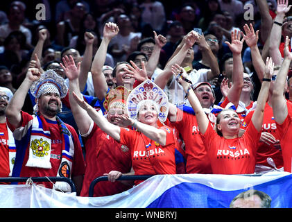 (190906) -- SHANGHAI, le 6 septembre 2019 (Xinhua) -- Fans de Russie bravo pour l'équipe pendant les match du groupe I entre la Pologne et la Russie à la Coupe du Monde de la FIBA 2019 À Foshan, Province du Guangdong en Chine du sud, le 6 septembre 2019. (Xinhua/Huang Zongzhi) Banque D'Images