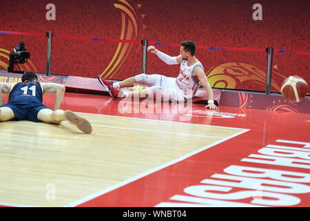 (190906) -- SHANGHAI, le 6 septembre 2019 (Xinhua) -- Mateusz Ponitka (R) de la Pologne tombe vers le bas au cours de la correspondance du groupe I entre la Pologne et la Russie à la Coupe du Monde de la FIBA 2019 À Foshan, Province du Guangdong en Chine du sud, le 6 septembre 2019. (Xinhua/Huang Zongzhi) Banque D'Images