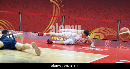(190906) -- SHANGHAI, le 6 septembre 2019 (Xinhua) -- Mateusz Ponitka (R) de la Pologne tombe vers le bas au cours de la correspondance du groupe I entre la Pologne et la Russie à la Coupe du Monde de la FIBA 2019 À Foshan, Province du Guangdong en Chine du sud, le 6 septembre 2019. (Xinhua/Huang Zongzhi) Banque D'Images
