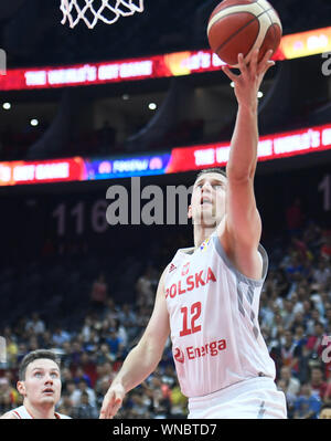 (190906) -- SHANGHAI, le 6 septembre 2019 (Xinhua) -- Adam Waczynski de Pologne va jusqu'à le panier au cours de la correspondance du groupe I entre la Pologne et la Russie à la Coupe du Monde de la FIBA 2019 À Foshan, Province du Guangdong en Chine du sud, le 6 septembre 2019. (Xinhua/Huang Zongzhi) Banque D'Images