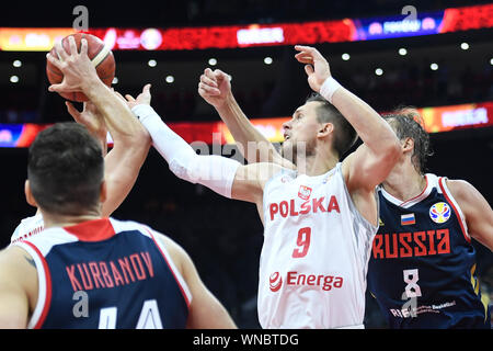 (190906) -- SHANGHAI, le 6 septembre 2019 (Xinhua) -- Mateusz Ponitka (C) de la Pologne des eddv pour la balle durant le match du groupe I entre la Pologne et la Russie à la Coupe du Monde de la FIBA 2019 À Foshan, Province du Guangdong en Chine du sud, le 6 septembre 2019. (Xinhua/Huang Zongzhi) Banque D'Images