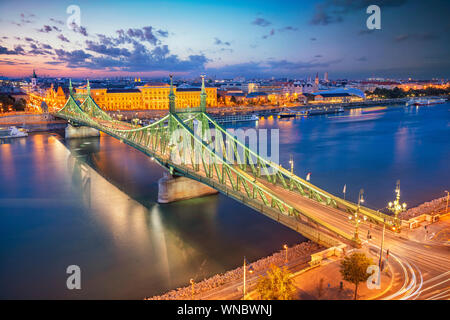 Budapest, Hongrie. Aerial cityscape image du panorama de Budapest avec pont de la liberté et de la rivière du Danube bleu crépuscule pendant l'heure. Banque D'Images