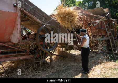 La mise en balles de foin traditionnel machine. La France. Banque D'Images
