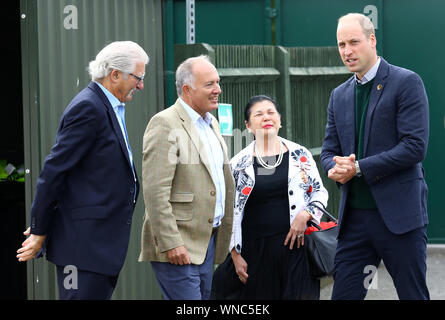 Duc de Cambridge parle de Rob Morris (deuxième à gauche) Co propriétaire de Silver Jubilee Park et député Vice-président du FC Hendon et Edware Town FC pendant sa visite à Hendon FC à Londres pour en savoir plus sur le club's mental health initiatives de sensibilisation. Banque D'Images