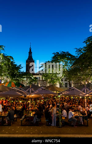 La Haye, 28 juin 2019 - centre-ville restaurant bar bondé de gens boire et manger au moment de l'heure bleue Banque D'Images