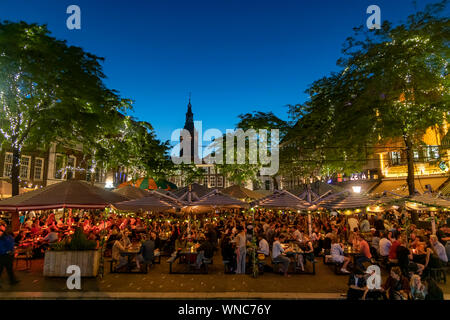 La Haye, 28 juin 2019 - centre-ville restaurant bar bondé de gens boire et manger au moment de l'heure bleue Banque D'Images