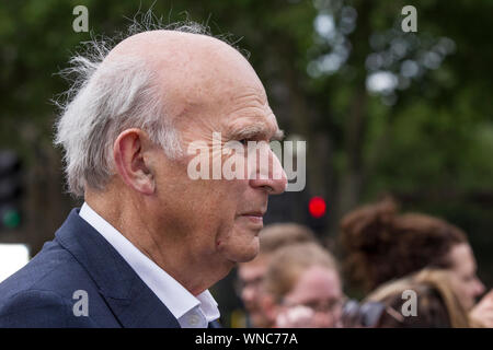 Vince Cable a rejoint par des militants et des nouveaux députés Libdem pour célébrer le meilleur résultat des élections européennes dans l'histoire du parti, Lambeth, London, UK Banque D'Images