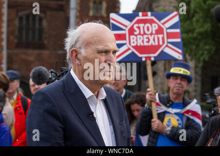 Vince Cable a rejoint par des militants et des nouveaux députés Libdem pour célébrer le meilleur résultat des élections européennes dans l'histoire du parti, Lambeth, London, UK Banque D'Images