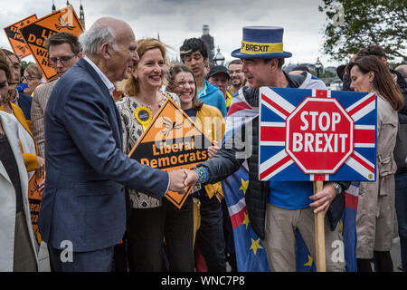 Vince Cable a rejoint par des militants et des nouveaux députés Libdem pour célébrer le meilleur résultat des élections européennes dans l'histoire du parti, Lambeth, London, UK Banque D'Images