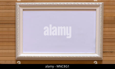 Avec cadre blanc sur toile blanche vide mur bambou naturel. Photo horizontale 16:9 avec design utile pour l'entrée à l'intérieur de votre texte, image etc... Banque D'Images