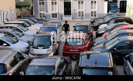 Voitures garées très étroitement ensemble à Athènes, Grèce. Banque D'Images