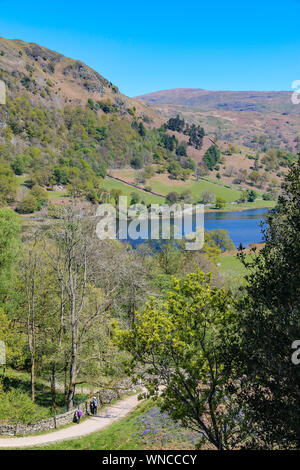 Regardant vers le bas sur l'eau Rydal depuis le sommet de la randonnée pédestre à Grasmere, près de Ambleside, Lake District, Cumbria, Royaume-Uni Banque D'Images