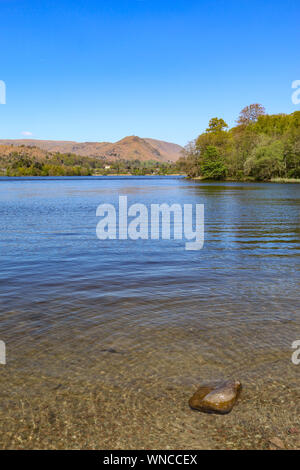 Le beau lac tranquille Grasmere, qui alimente la rivière Brathay Hall, près de Ambleside, Lake District, Cumbria, Royaume-Uni Banque D'Images