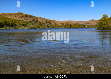 Le beau lac tranquille Grasmere, qui alimente la rivière Brathay Hall, près de Ambleside, Lake District, Cumbria, Royaume-Uni Banque D'Images