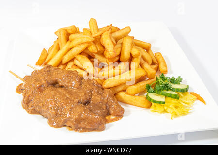 Les brochettes de poulet servi avec une délicieuse sauce aux cacahuètes et frites Banque D'Images