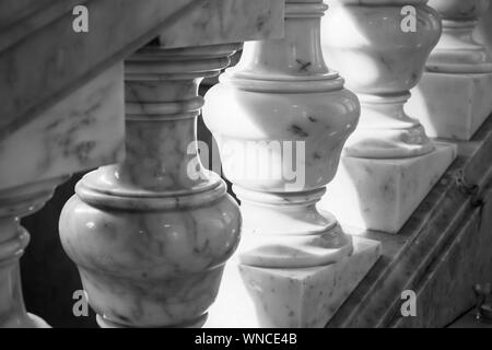 Balustres faite de marbre blanc. Résumé L'architecture classique fragment intérieur Banque D'Images