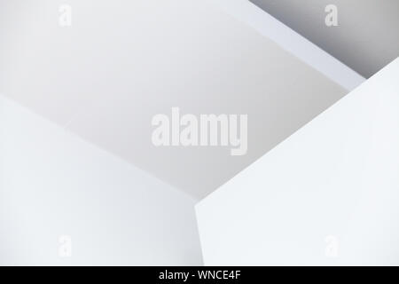 Abstrait architecture fond blanc, du plafond avec des coins et des ombres douces. Fragment intérieur minimal Banque D'Images