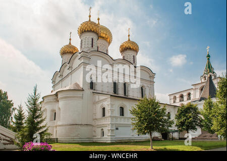 Sainte Trinité monastère Ipatiev, à l'aube. Monastère Ipatiev dans la partie ouest de Kostroma sur les bords de la même rivière, près de son confluent avec la Banque D'Images