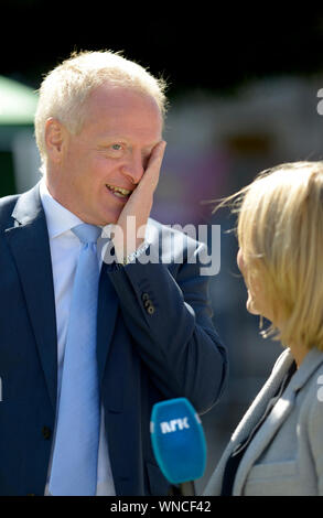 Le Dr Phillip Lee MP (Libdem : Bracknell) sur College Green, Westminster, septembre 2019, la semaine il fait défection de la part des conservateurs au Parti libéral Democ Banque D'Images