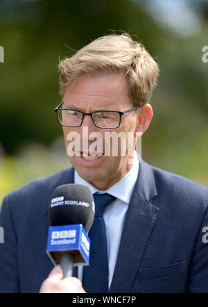 Tobias Ellwood député (Con : Bournmouth) est interviewé par BBC Radio Scotland sur College Green, Westminster, Septembre 2019 Banque D'Images