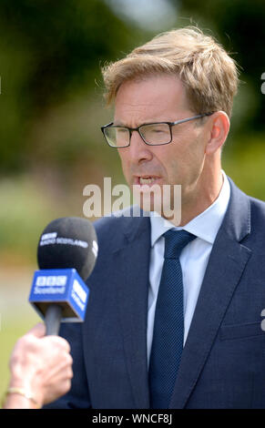 Tobias Ellwood député (Con : Bournmouth) est interviewé sur College Green, Westminster, Septembre 2019 Banque D'Images