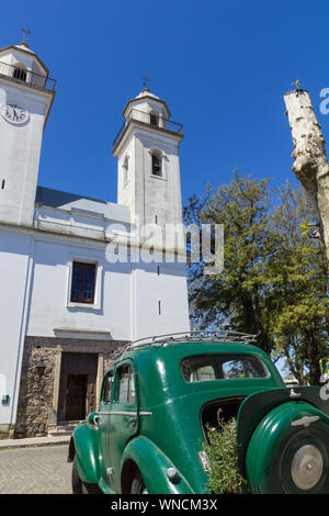 Voiture verte et obsolètes, en face de l'église de Colonia del Sacramento, Uruguay. C'est l'une des plus anciennes villes d'Uruguay. Patrimoine Mondial par l'UNESCO Banque D'Images