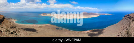 Vue panoramique exceptionnelle du Mirador del Rio, un escarpement appelé Batería del Río dans le nord de l'île canarienne de Lanzarote, Espagne Banque D'Images