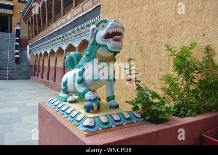 Le monastère de Shey Gompa ou et le Palais Shey sont des structures complexes situé sur un monticule à 15 kilomètres, Shey au sud de Leh au Ladakh. Banque D'Images