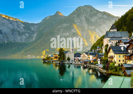 Hallstatt, Autriche. Ville pittoresque sur le lac Hallstatter alpin Voir Alpes autrichiennes en montagnes. Saison d'automne. Banque D'Images