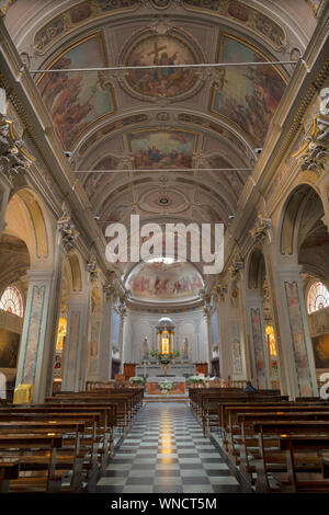 MENAGGIO, ITALIE - 8 mai 2015 : l'église Chiesa di Santo Stefano avec les fresques néo-baroque par Luigi Tagliaferri (1841-1927). Banque D'Images