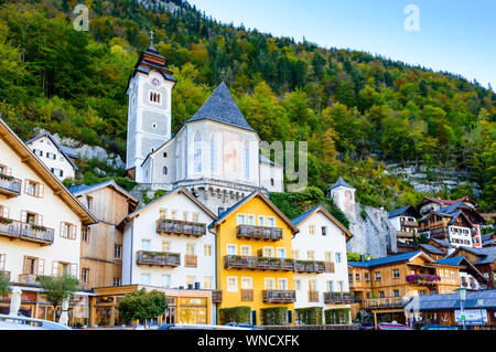 Hallstatt, Autriche. Ville populaire avec des maisons historiques et de l'église dans les montagnes des Alpes autrichiennes Banque D'Images