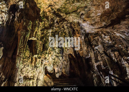 Cave décoration, colonnes massives de stalagmites et stalactites , la formation à l'intérieur de grotte, Resava grotte , l'est de la Serbie. Banque D'Images