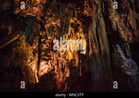 Cave décoration, colonnes massives de stalagmites et stalactites , la formation à l'intérieur de grotte, Resava grotte , l'est de la Serbie. Banque D'Images