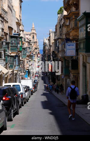 À la Nord-Est le long de la rue St Paul à La Valette, Malte Banque D'Images