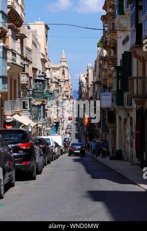 À la Nord-Est le long de la rue St Paul à La Valette, Malte Banque D'Images