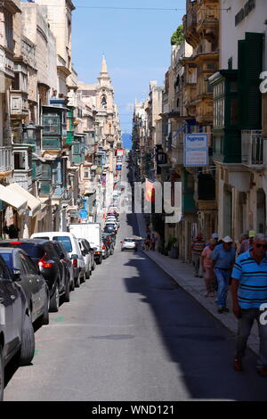 À la Nord-Est le long de la rue St Paul à La Valette, Malte Banque D'Images