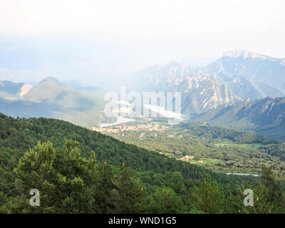 Vue panoramique sur la région des Pyrénées, de la Catalogne, avec la Sierra de Cadí, Llosa del Cavall pond et la petite ville de San Lorenzo de Morunys. Catalo Banque D'Images