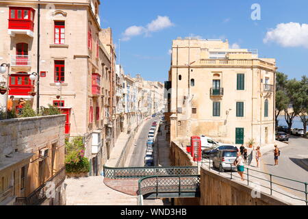 Une rue de la ville de La Valette, Malte. Banque D'Images