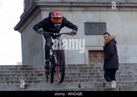 Londres, Royaume-Uni - 17, décembre 2018 : Jeune freerider équitation dans les escaliers sur rue. Extreme Sports et vie active Banque D'Images